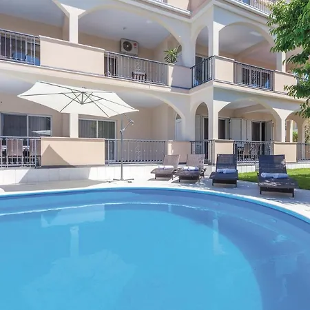 Apartment Lovely In Kastel Stafilic With Jacuzzi
