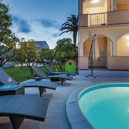 Lovely In Kastel Stafilic With Jacuzzi Kastela