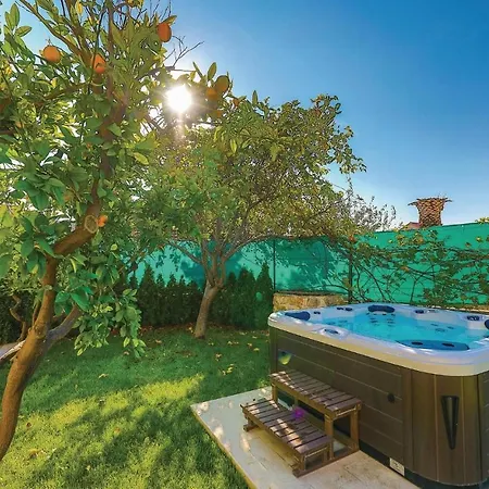 Lovely In Kastel Stafilic With Jacuzzi