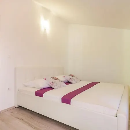 Apartment Lovely In Kastel Stafilic With Jacuzzi Kastela